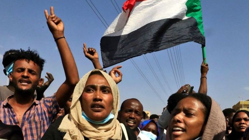 Manifestantes em apoio os líderes civis estiveram nas ruas da capital Cartum em 25 de outubro de 2021 (Foto: AFP via BBC News)