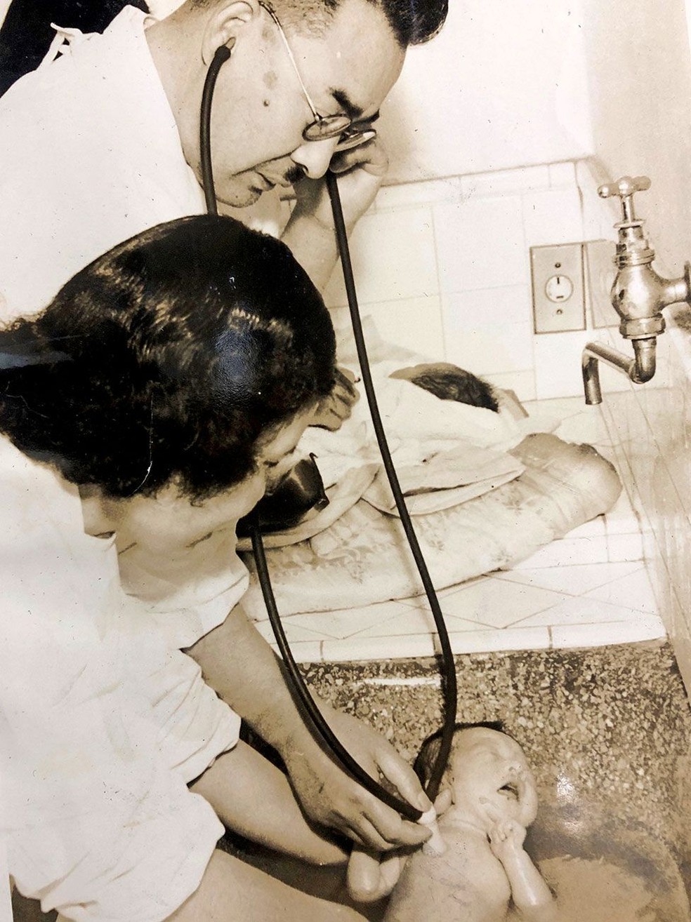 Filha de Teruko, Tomoko, sendo examinada em hospital de Hiroshima após nascer — Foto: Lee Karen Stow/BBC