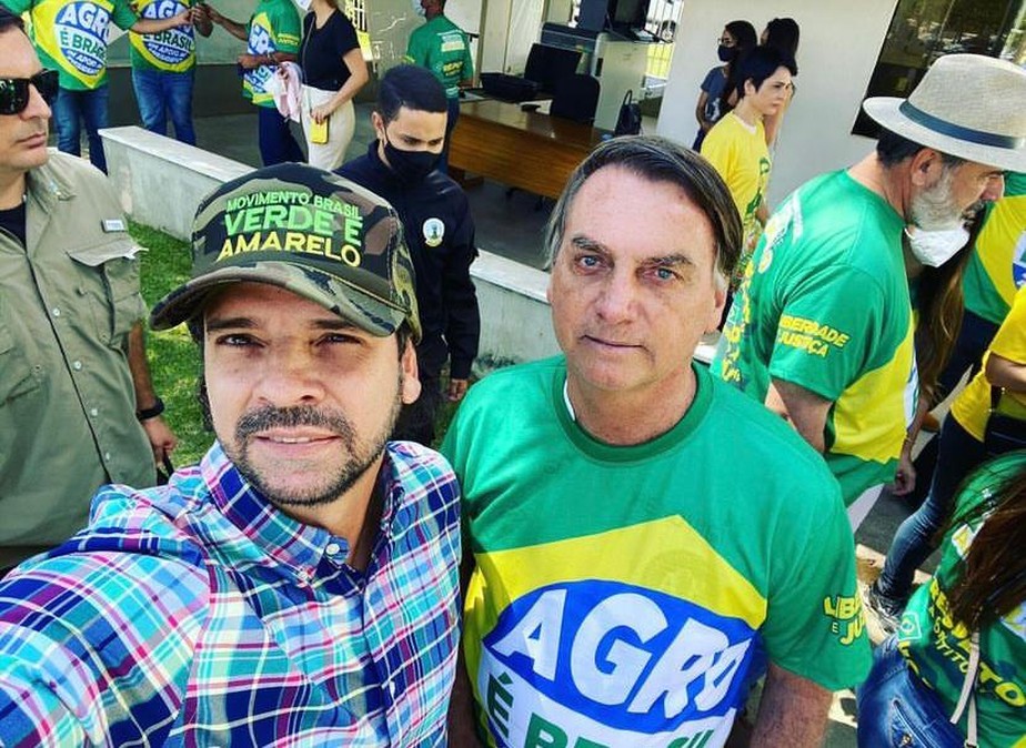 Presidente Jair Bolsonaro posa para foto ao lado do produtor rural Julio Nunes, líder de protestos golpistas alvo do TSE e do STF, em registro do ano passado