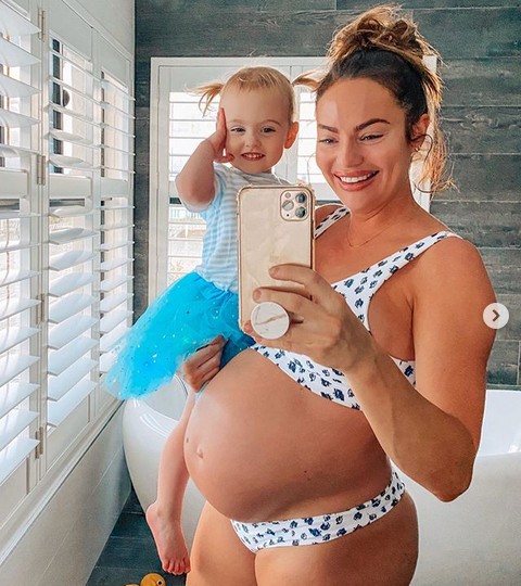 A influencer Emily Skye com a filha mais velha no colo durante sua segunda gravidez (Foto: Instagram)