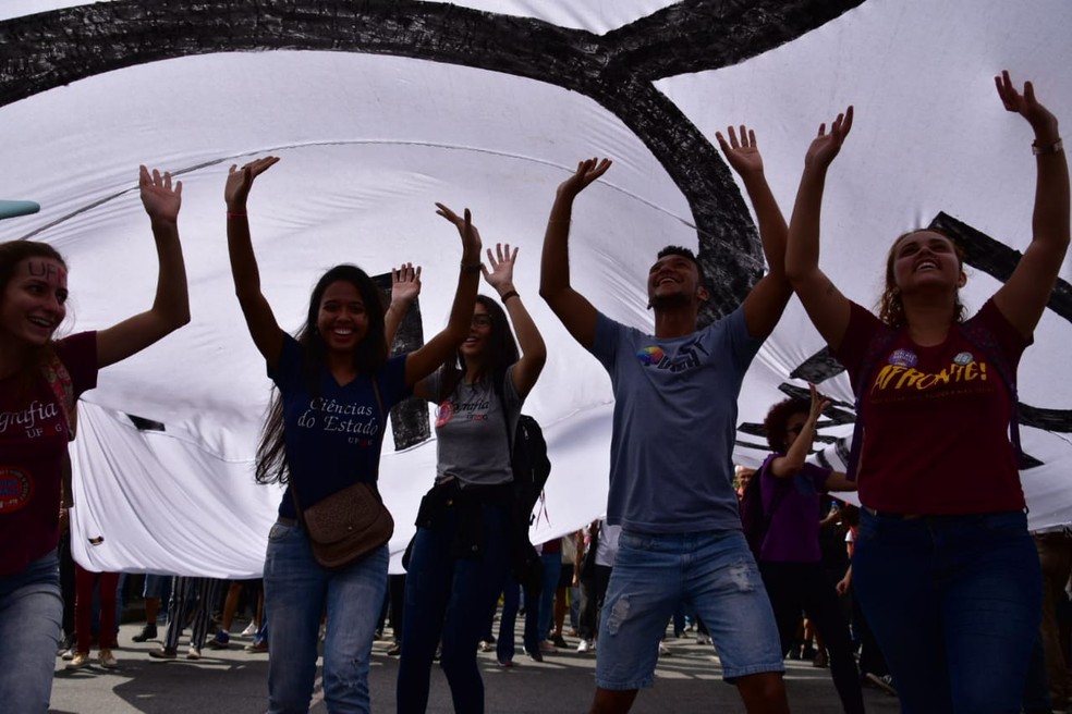 Estudantes erguem bandeirÃ£o em defesa da educaÃ§Ã£o em Belo Horizonte â Foto: AntÃ´nio Salaverry/Arquivo pessoal