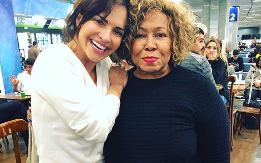 Luiza Tomé tieta Alcione em aeroporto: "Que alegria encontrar a rainha"