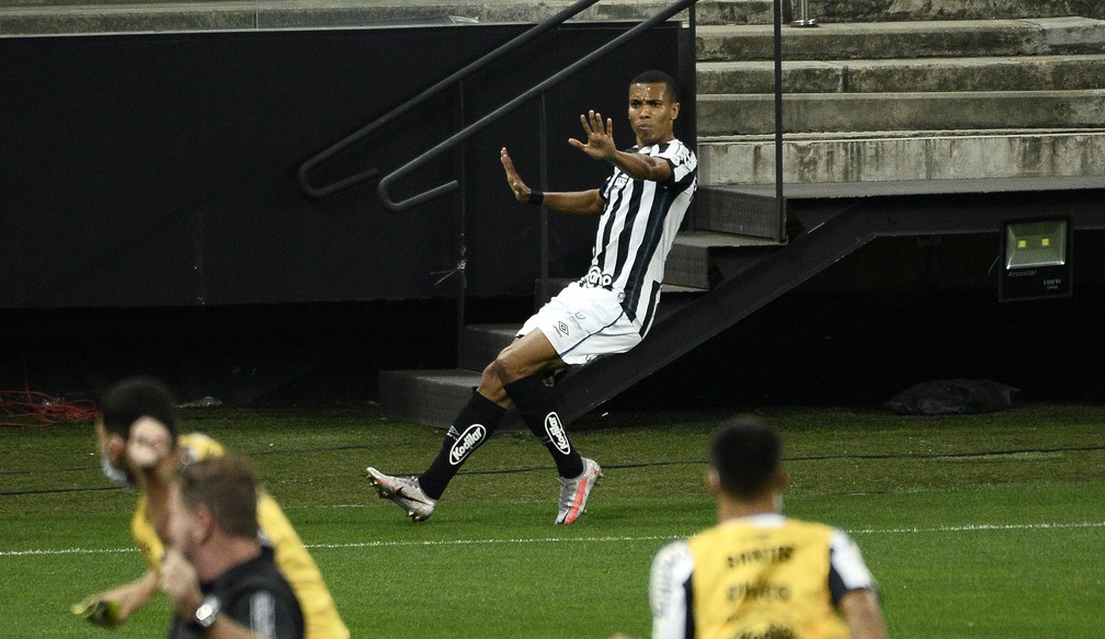 Madson festeja gol contra o Corinthians — Foto: Marcos Ribolli