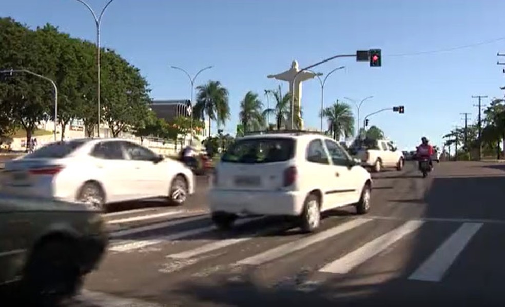 Semáforos na rotatória do Cristo começaram a funcionar de modo intermitente em Presidente Prudente (SP) — Foto: TV Fronteira/Reprodução