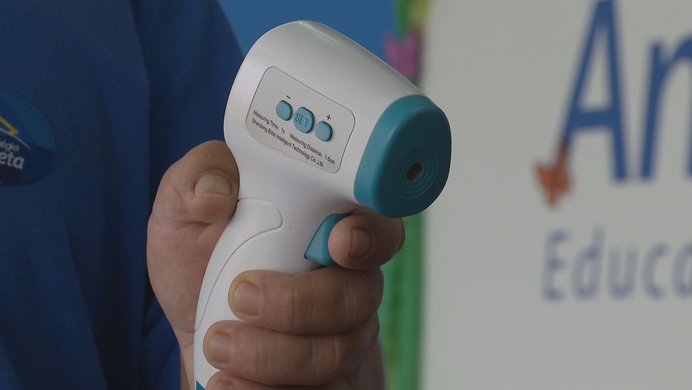 Aparelho de medição de temperatura em escola particular do DF — Foto: TV Globo/Reprodução