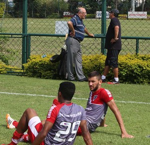Ataíde Gil Guerreiro, vice-presidente de futebol do São Paulo, conversa com Muricy (Foto: site oficial / saopaulofc.net)
