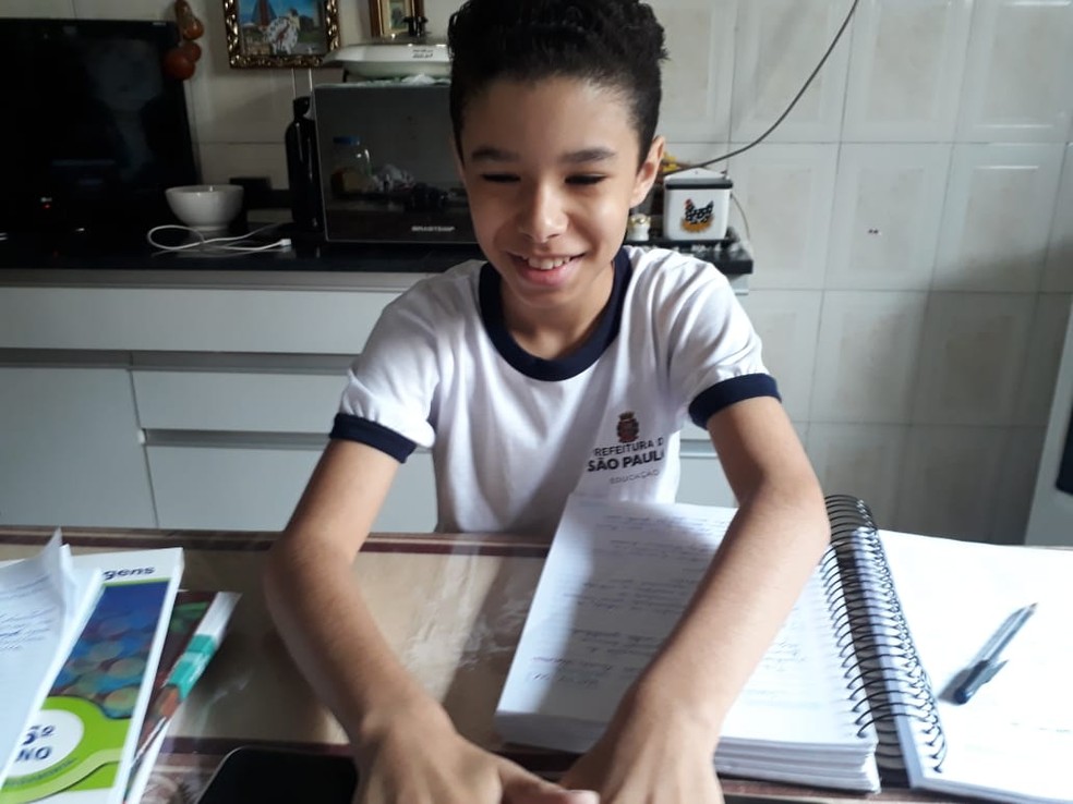 Arthur Barbosa, 11 anos, aluno da Escola Municipal Arthur Alvim, é um dos participantes do projeto 'E aí, Prefeitura', do Jornal Joca. — Foto: Arquivo Pessoal