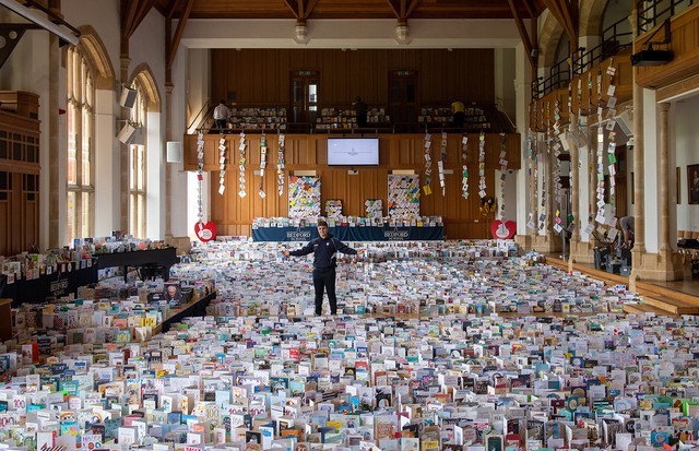 Captain Tom Moore's grandson Benjie, in the Great Hall of Bedford School, Bedfordshire, where over 120,000 birthday cards sent from around the world are being opened and displayed by staff. Captain Moore celebrates his 100th birthday on Thursday. (Photo b (Foto: PA Images via Getty Images)