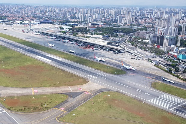 Na hora de passar perto de Congonhas, é necessário negociar com o controle de tráfego (Foto: Julio Cabral/Autoesporte)