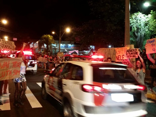 Estudantes da Unesp protestaram durante a passagem da tocha olímpica por Prudente (Foto: Heloise Hamada/G1)