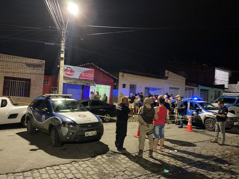 Policias Técnica e Militar no bairro João Romão, em Jequié, onde jovem foi morto a tiros dentro de carro — Foto: Divulgação/Polícia Civil de Jequié