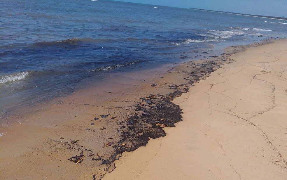 Novas manchas de óleo voltaram a aparecer nas praias do Guaiu e de Mogiquiçaba, que ficam entre os municípios de Santa Cruz Cabrália e Belmonte  — Foto: Divulgação/Prefeitura de Belmonte