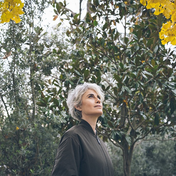 Gray haired woman taking a stroll among trees (Foto: Getty Images)