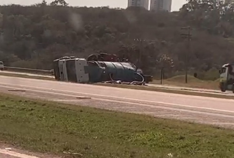 Caminhão com resíduos sanitários tomba em rodovia de Itu — Foto: Arquivo Pessoal