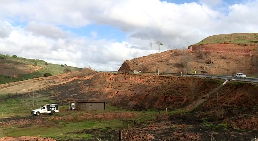 Veículo saiu de estrada e causa de acidente é investigada, no ES  — Foto: Reprodução/ TV Gazeta 