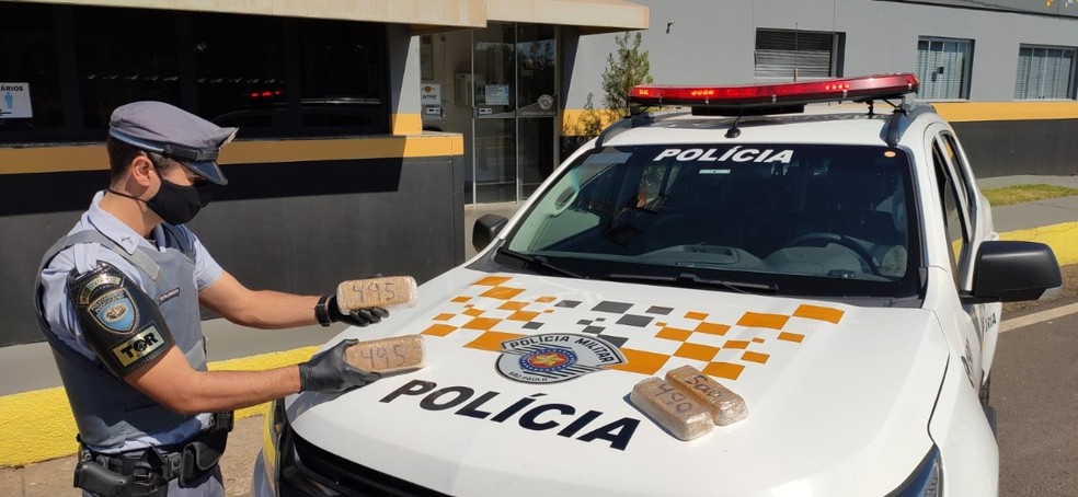Polícia Rodoviária apreendeu quatro tabletes de crack — Foto: Polícia Rodoviária