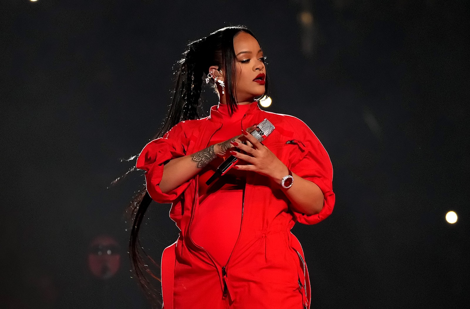 Rihanna se apresenta durante o Apple Music Super Bowl LVII Halftime Show no State Farm Stadium em 12 de fevereiro de 2023 em Glendale, Arizona — Foto:  Kevin Mazur/Getty Images for Roc Nation