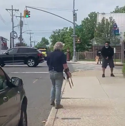 O homem com a luva com garras semelhantes às de Wolverine atacando manifestantes nas ruas de Nova York (Foto: Twitter)