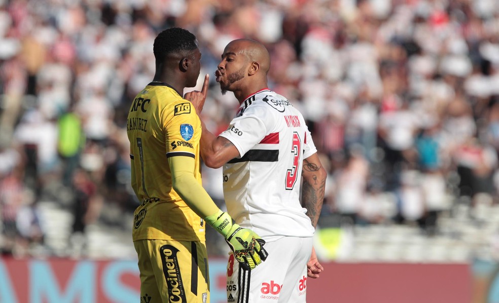 Patrick, do São Paulo, encara o goleiro Ramírez, do Del Valle — Foto: Rubens Chiri/saopaulofc.net