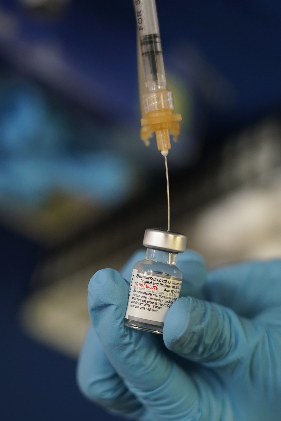 Enfermeira carrega seringa com vacina de reforço bivalente da Pfizer nos EUA — Foto: Rogelio V. Solis/AP Photo