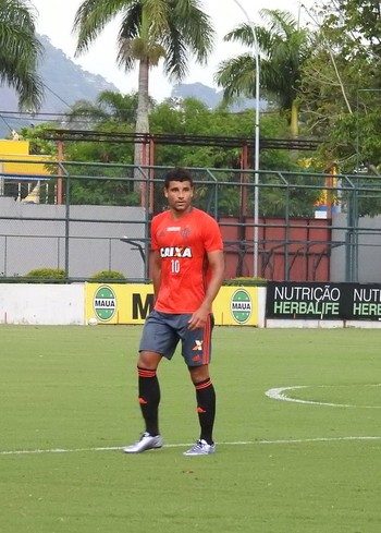 Ederson é destaque em jogo-treino e fica perto da volta ao Flamengo