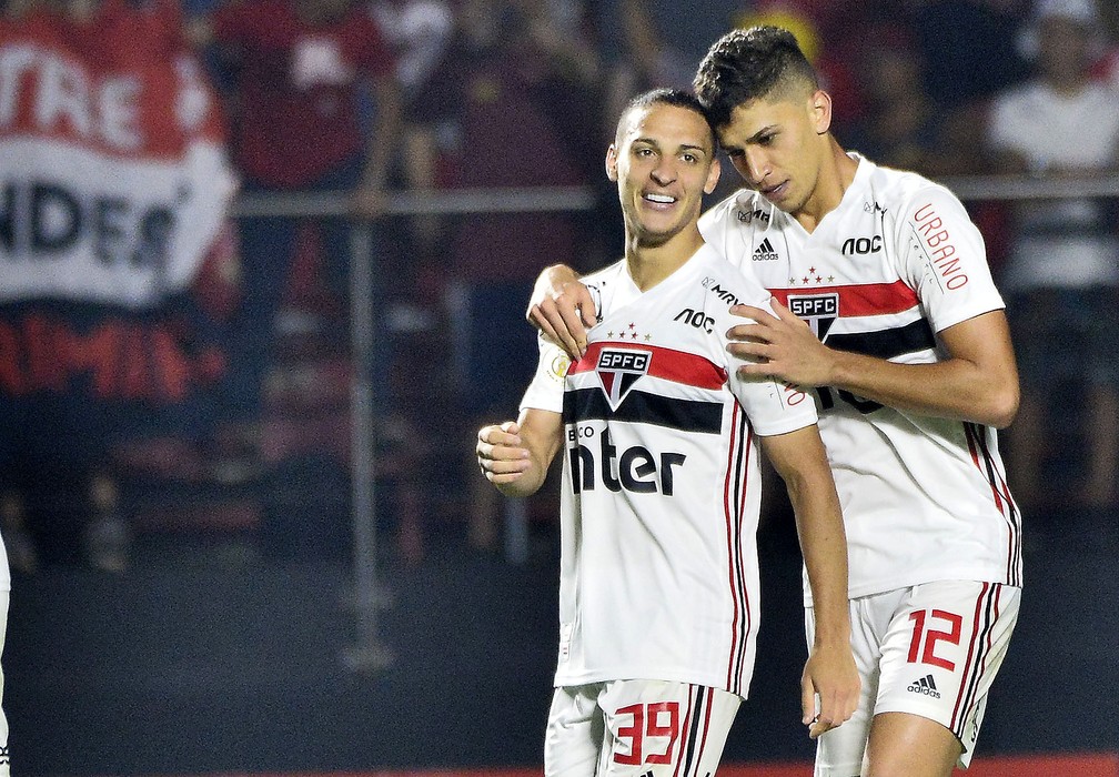 Antony e Vitor Bueno comemoram gol do São Paulo  — Foto: Marcos Ribolli