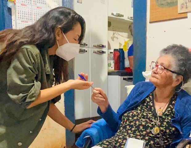 Ana Hikari ganha caneta da avó e motivo emociona a web (Foto: Reprodução/Instagram)