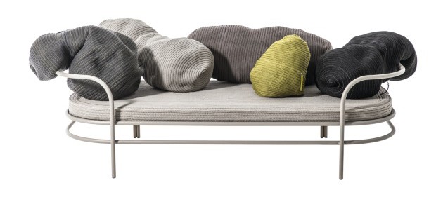 Abraço Do estúdio Front para a Moroso, o sofá Triclinium serve para área interna ou externa. As almofadas soltas, em forma de ameba, podem ser posicionadas de diversas maneiras de forma a valorizar o individualismo (Foto: Divulgação)