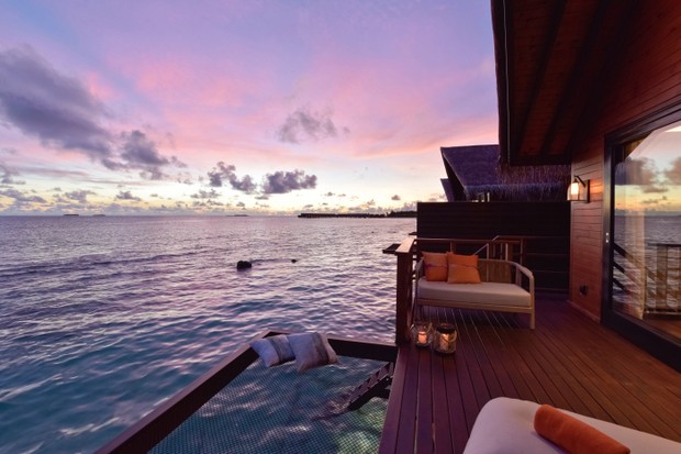 É possível dormir sobre a água neste resort nas Maldivas (Foto: Divulgação)