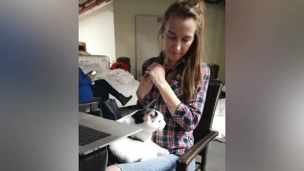 Anastasiya — e seu gato — precisaram sair de casa (Foto: ANASTASIYA via BBC)