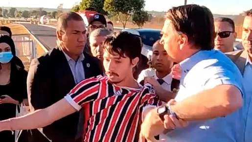 Bolsonaro puxa youtuber pela gola após provocação