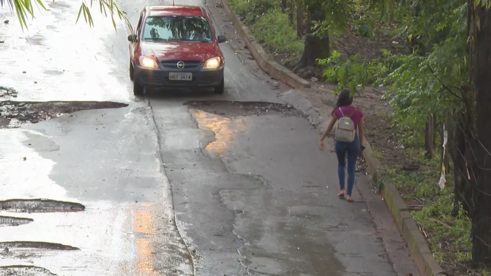 Estrada que dá acesso a Casa Branca está esburacada — Foto: Reprodução/TV Globo