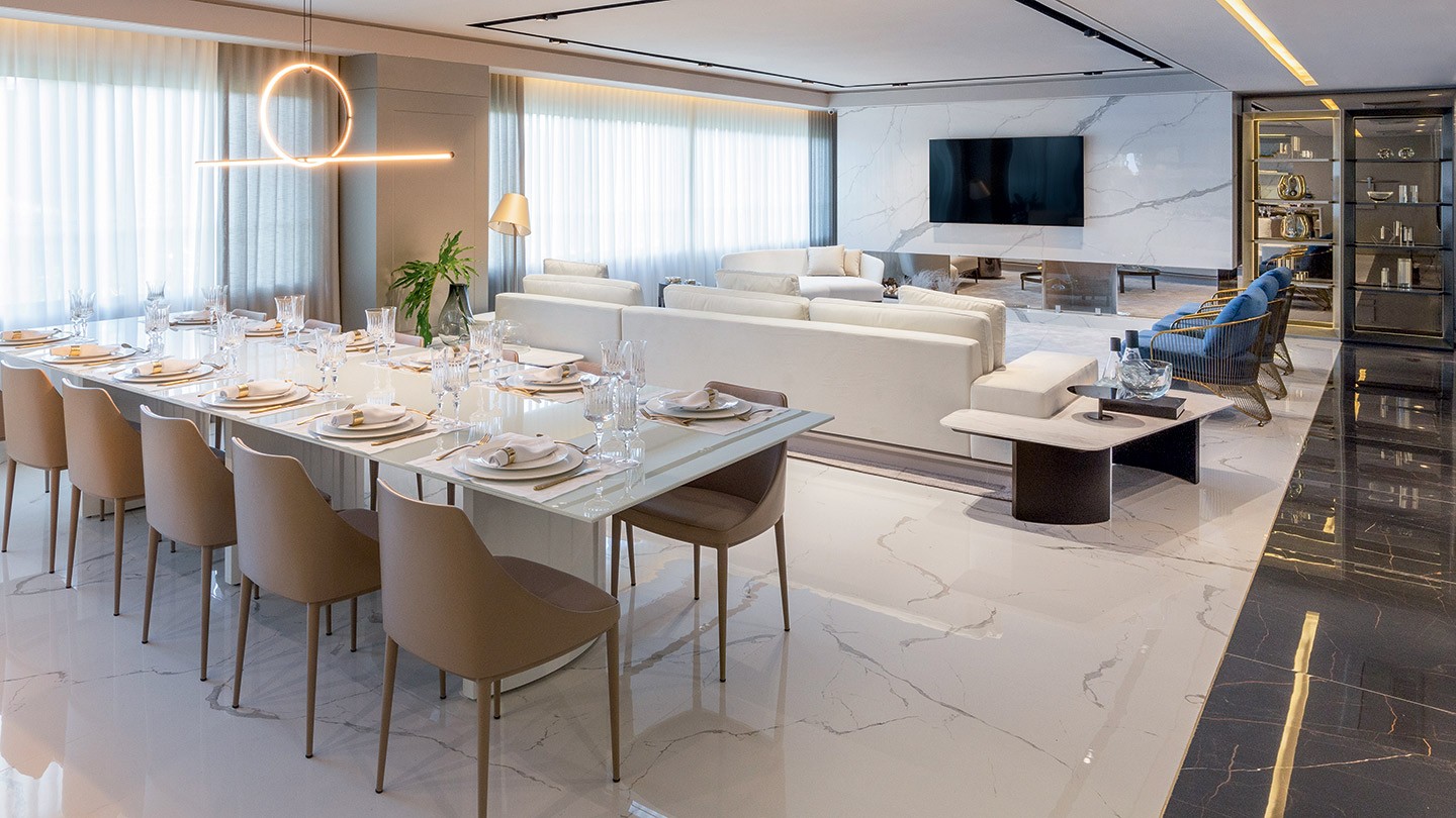 Apartamento decorado tem decoração elegante com materiais nobres e