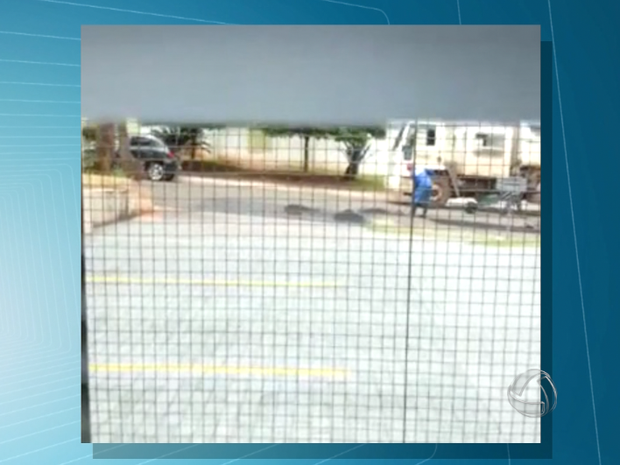 Vídeo mostra operação tapando novo buraco que não existe em Campo Grande (Foto: Reprodução/TV Morena)
