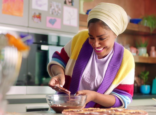 A chef Nadiya Hussain cozinha receitas salgadas e doces de forno na sua série  (Foto: Netflix / Reprodução)