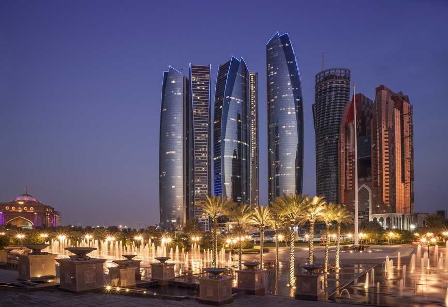Skyline de arranhas céu em Abu Dhabi, nos Emirados Árabes