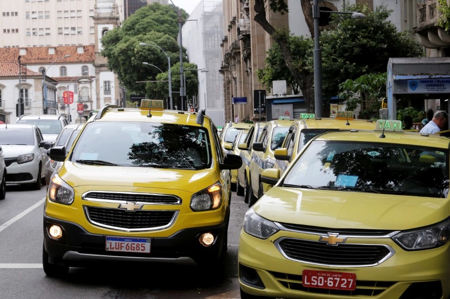 Taxistas: motoristas cadastrados vão receber até seis parcelas de R$ 1 mil
