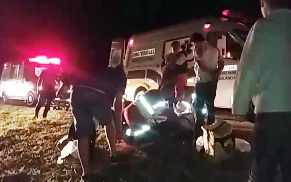 Três ambulâncias socorreram os torcedores do Botafogo após capotagem na Rodovia Mário Beni (Foto: Divulgação)