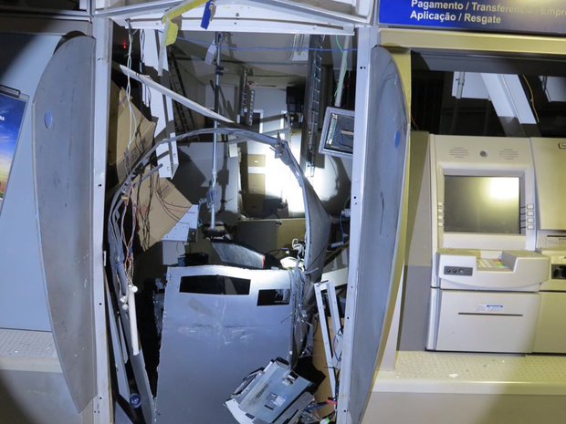 Caixa eletrônico explodido nesta sexta-feira (26), no SIA (Foto: Polícia Militar/Divulgação)