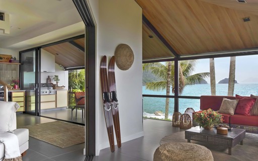 Após reforma, casa de praia ganha área gourmet integrada à sala - Casa ...
