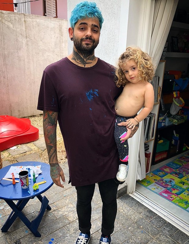 Lucas Silveira e a filha Sky (Foto: Reprodução/Instagram)