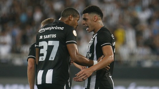 Botafogo domina o América e abre cinco pontos de vantagem na liderança