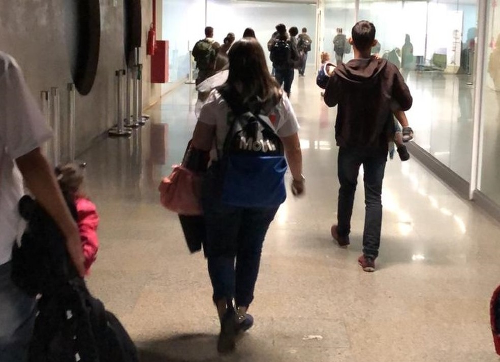 Suspeitos detidos no Aeroporto de BrasÃ­lia em esquema de migraÃ§Ã£o ilegal com crianÃ§as â€” Foto: PolÃ­cia Federal/DivulgaÃ§Ã£o