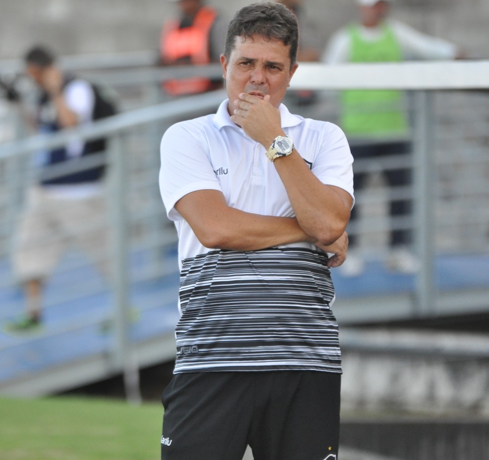 Evaristo Piza teve o mérito de dosar o elenco do Botafogo-PB pra três competições simultâneas no primeiro trimestre do ano — Foto: Pedro Alves / GloboEsporte.com