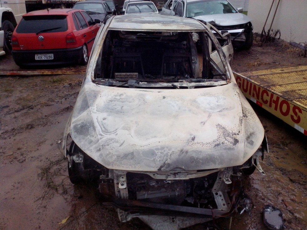 Carro da família foi encontrado queimado em outra cidade da região (Foto: Fábio Lehmen/RBS TV)