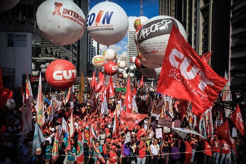 Movimentos sociais e sindicatos organizam manifestação pelo Dia do Trabalho em São Paulo, na Avenida Paulista
