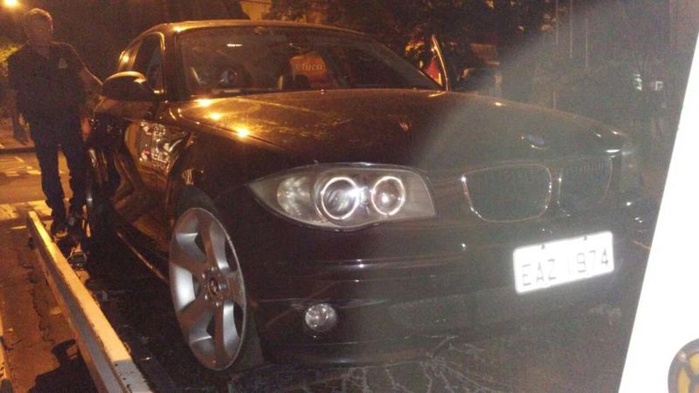 Pinos de cocaína também estavam escondidos em BMW (Foto: Polícia Militar/Divulgação )