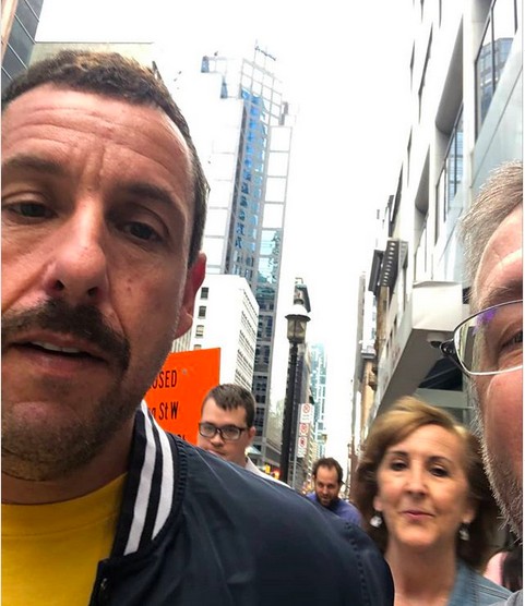 O ator Adam Sandler posando para foto com fãs durante passeio por Toronto (Foto: Instagram)