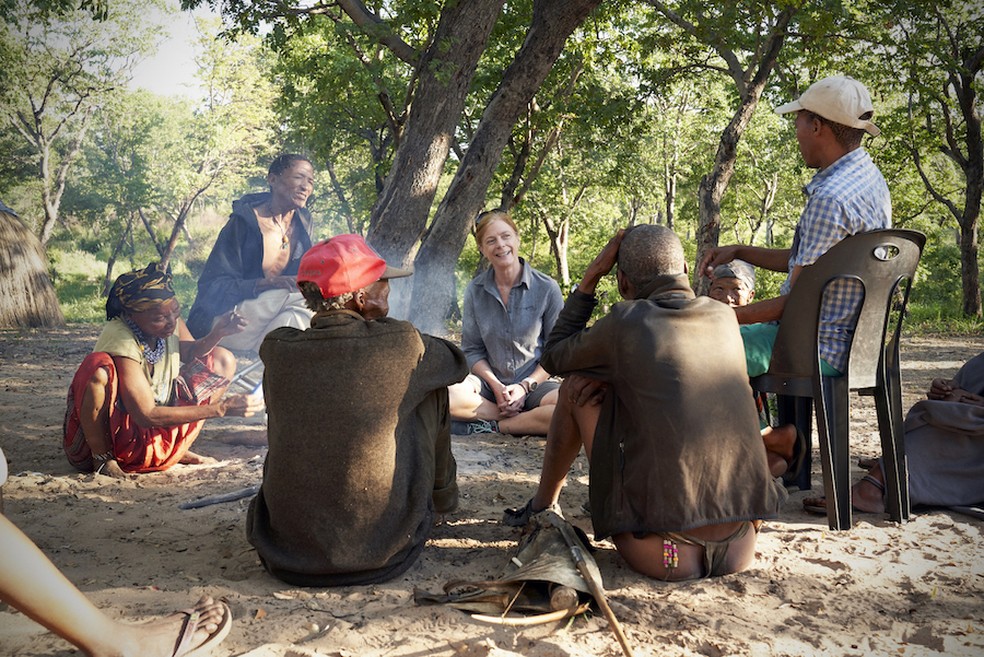 Cientista Vanessa Hayes conversa com caçadores do grupo Juǀ’hoansi na Namíbia. — Foto: Divulgação/Chris Bennett/Evolving Picture