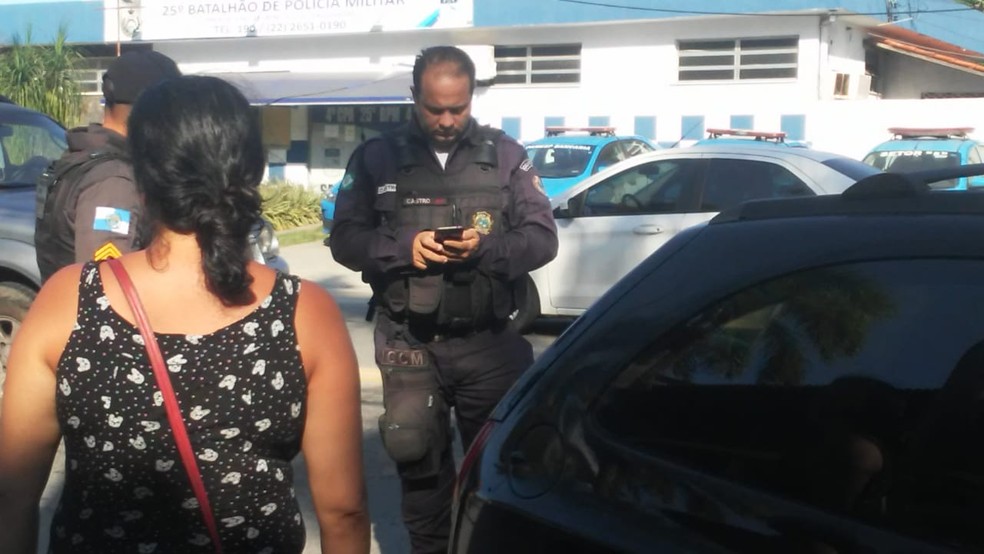 Mulher foi socorrida depois de fazer sinal de SOS nas mãos em Saquarema — Foto: Divulgação/Guarda Municipal